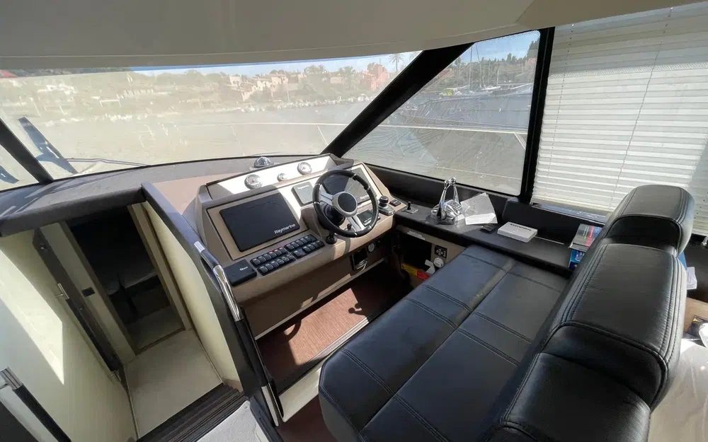 slider 13 Prestige Yachts 560 Fly
