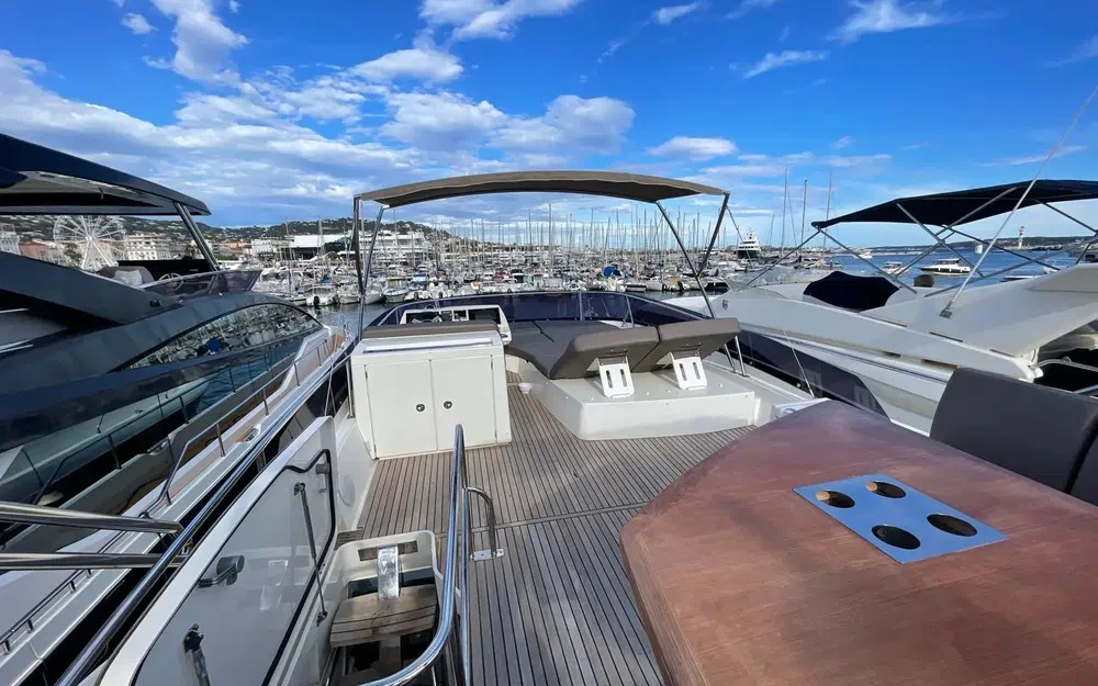 slider 14 Prestige Yachts 560 Fly