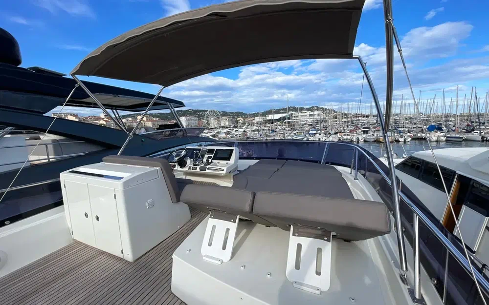 slider 15 Prestige Yachts 560 Fly