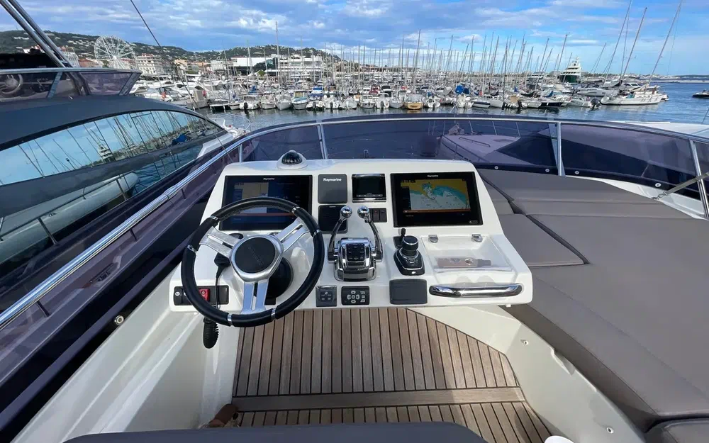 slider 16 Prestige Yachts 560 Fly