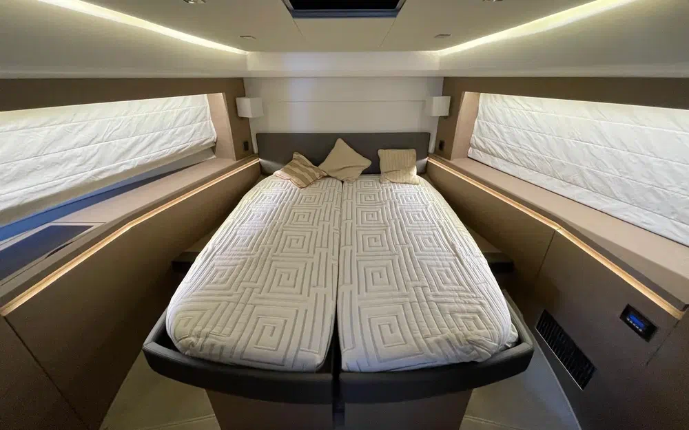slider 17 Prestige Yachts 560 Fly