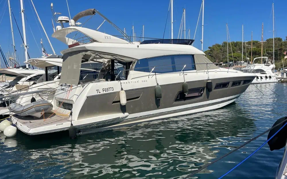 slider 1 Prestige Yachts 560 Fly
