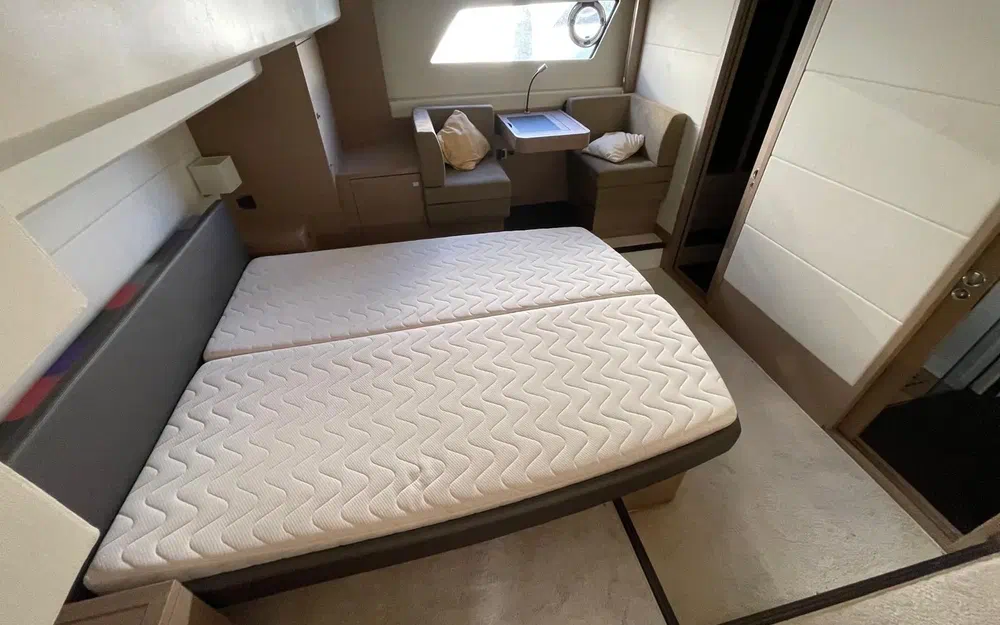 slider 19 Prestige Yachts 560 Fly