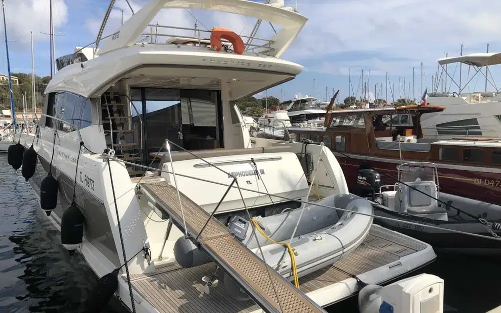 slider 2 Prestige Yachts 560 Fly