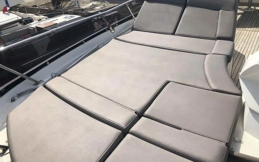 slider 4 Prestige Yachts 560 Fly
