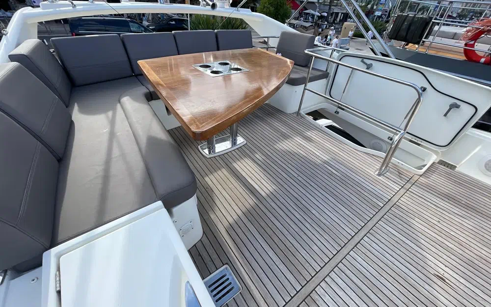 slider 6 Prestige Yachts 560 Fly