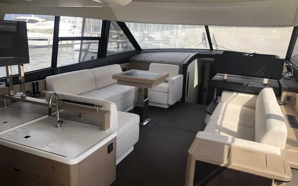 slider 8 Prestige Yachts 560 Fly