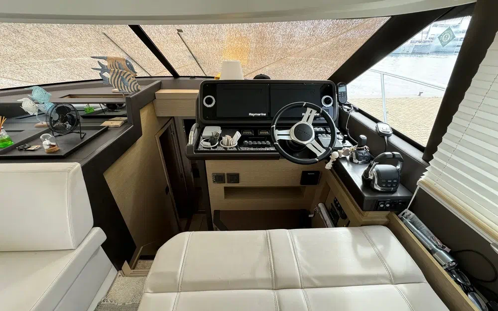 slider 1 Prestige Yachts 460 Fly