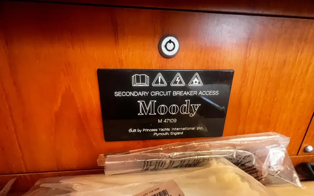 slider 33 Moody  47