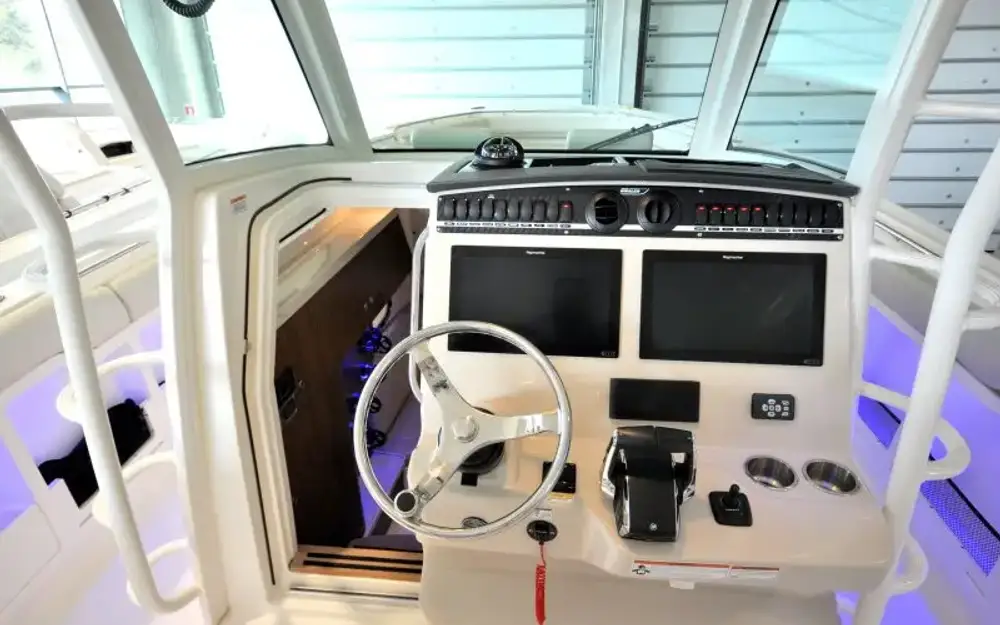 slider 19 Boston Whaler  380 Outrage