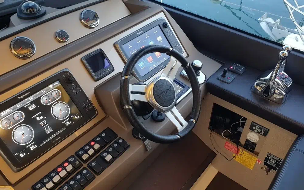 slider 8 Prestige Yachts 550 Fly