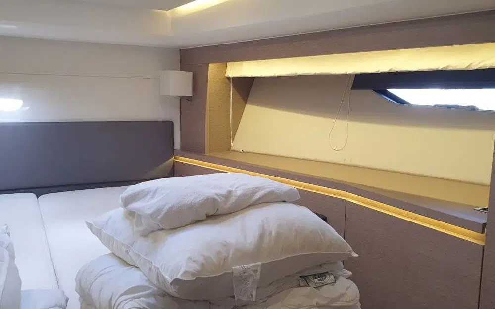 slider 10 Prestige Yachts 550 Fly