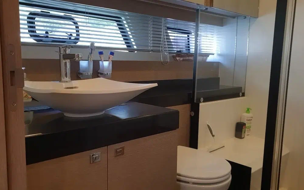 slider 11 Prestige Yachts 550 Fly