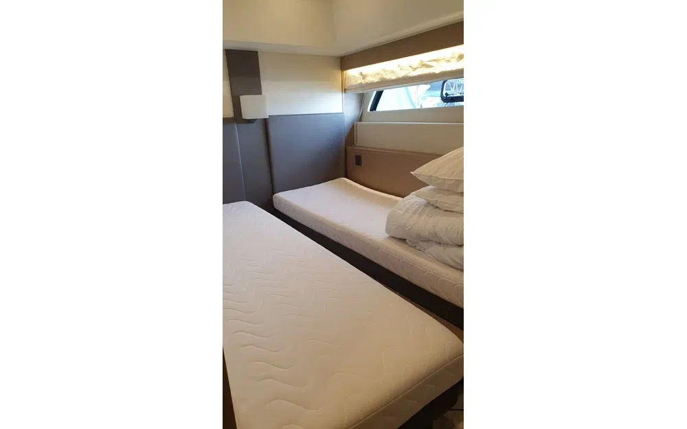 slider 12 Prestige Yachts 550 Fly