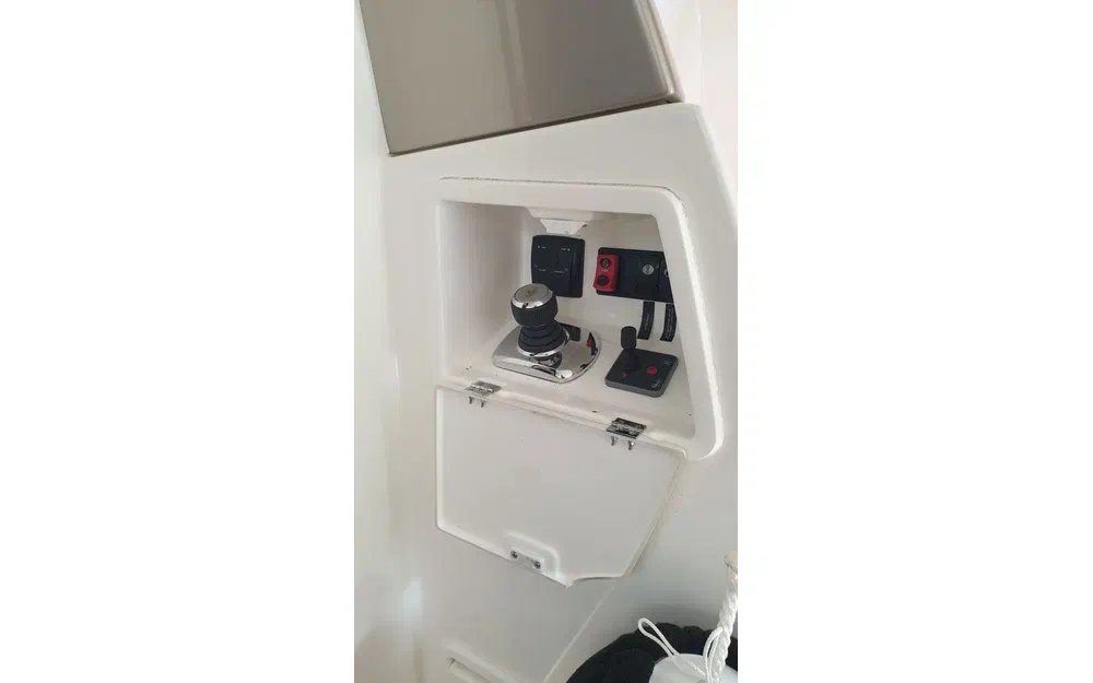 slider 23 Prestige Yachts 550 Fly