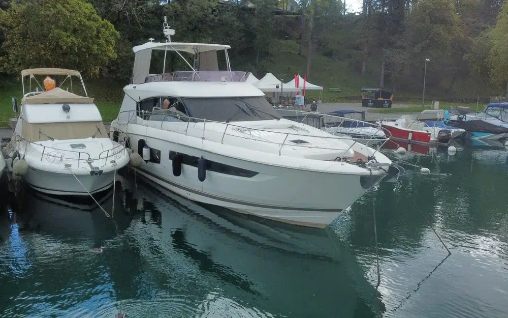 slider 20 Prestige Yachts 550 Fly