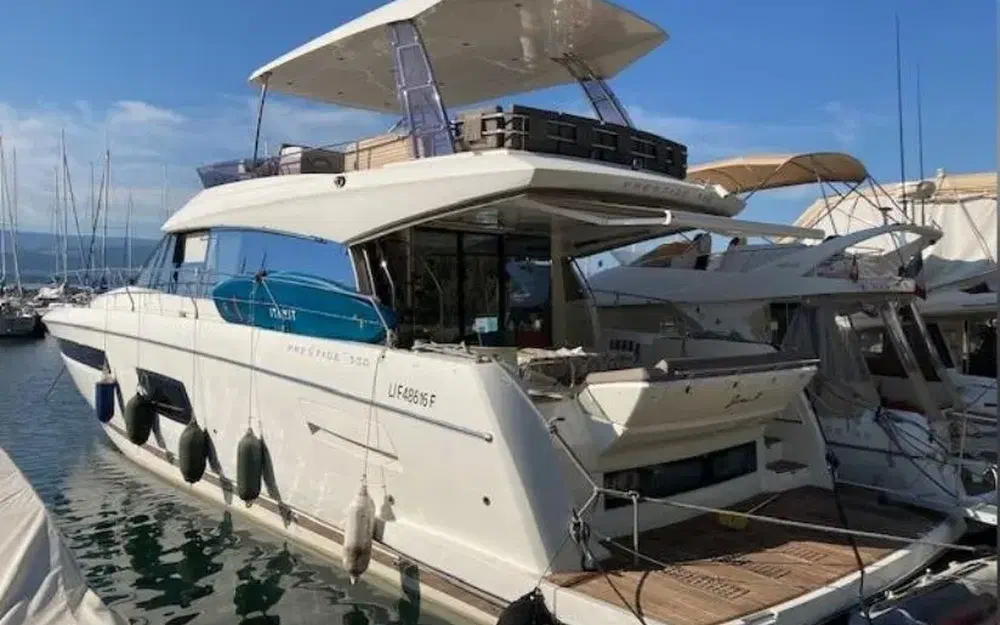 slider 0 Prestige Yachts 550 Fly