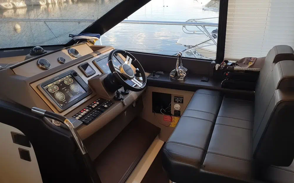 slider 6 Prestige Yachts 550 Fly