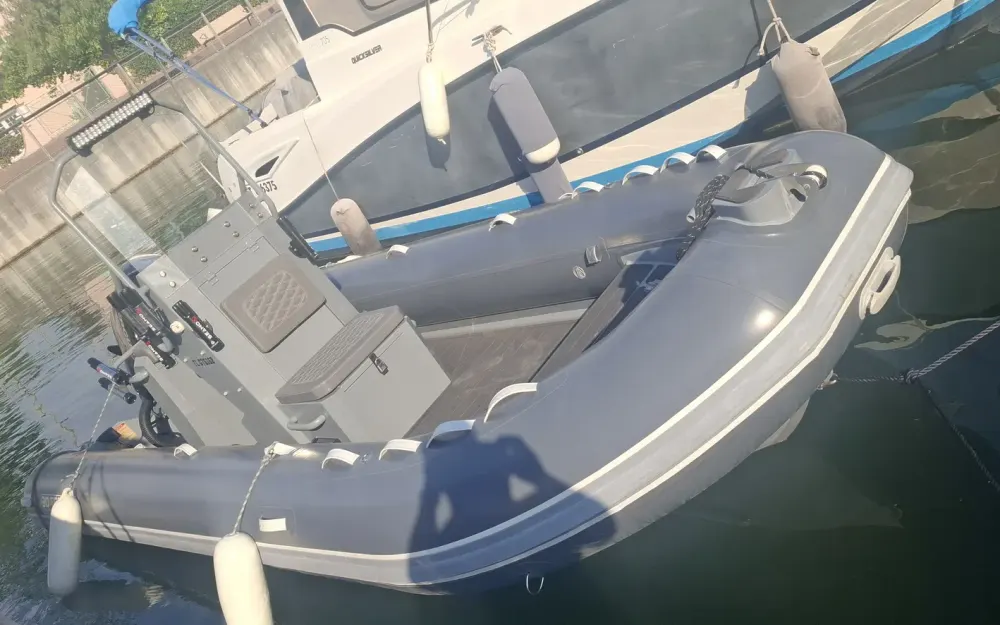 slider 13 3D Tender Stealth RIB 550