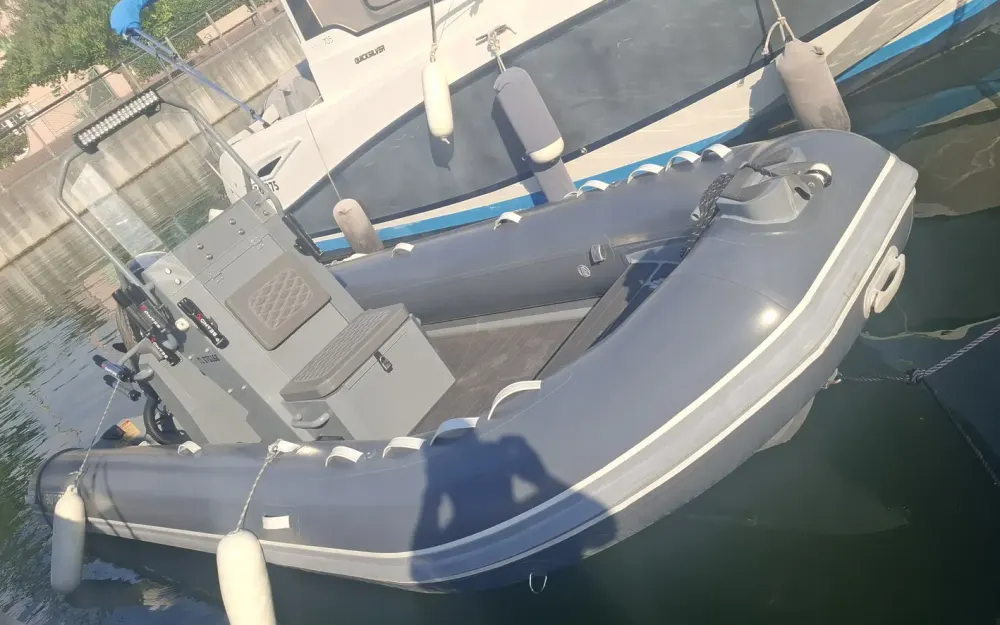 slider 14 3D Tender Stealth RIB 550