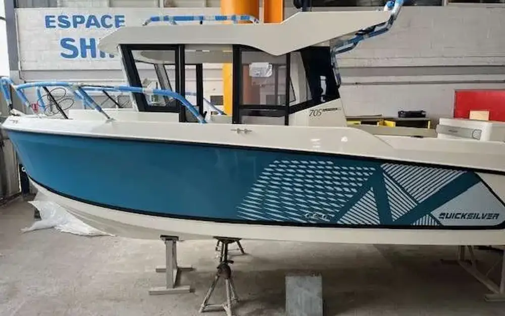 slider 2 Quicksilver Activ 705 Pilothouse