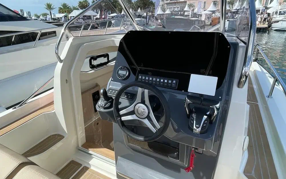 slider 1 Capelli Tempest 1000