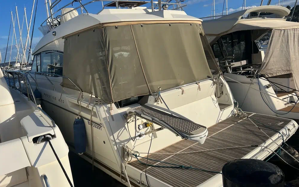 slider 1 Prestige Yachts 420 Fly