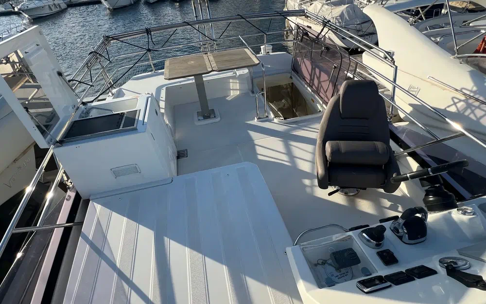 slider 4 Prestige Yachts 420 Fly
