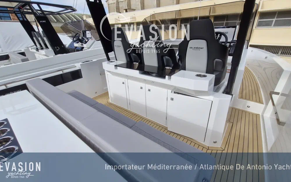 slider 15 De Antonio Yachts D32 Open