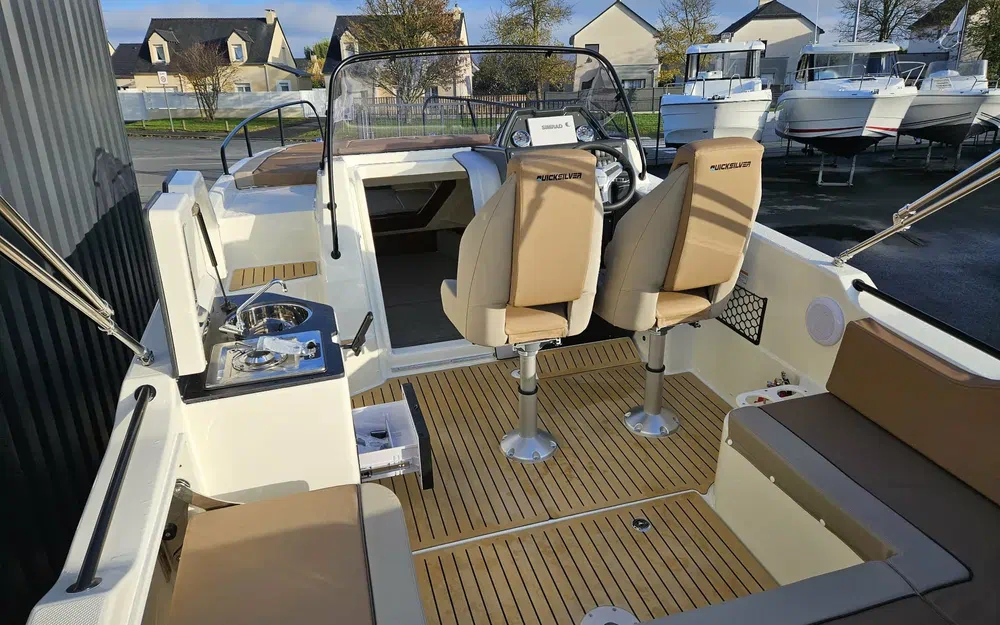 slider 29 Quicksilver Activ 755 Sundeck