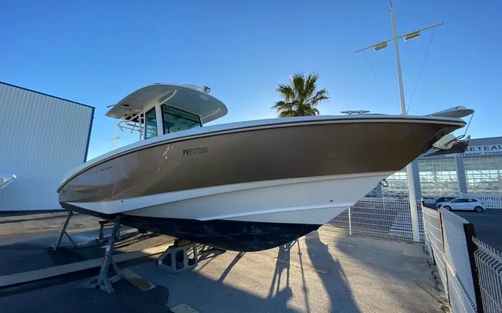 slider 2 Boston Whaler  320 Outrage