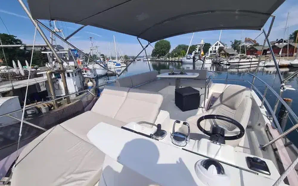 slider 10 Prestige Yachts Prestige 420 Fly
