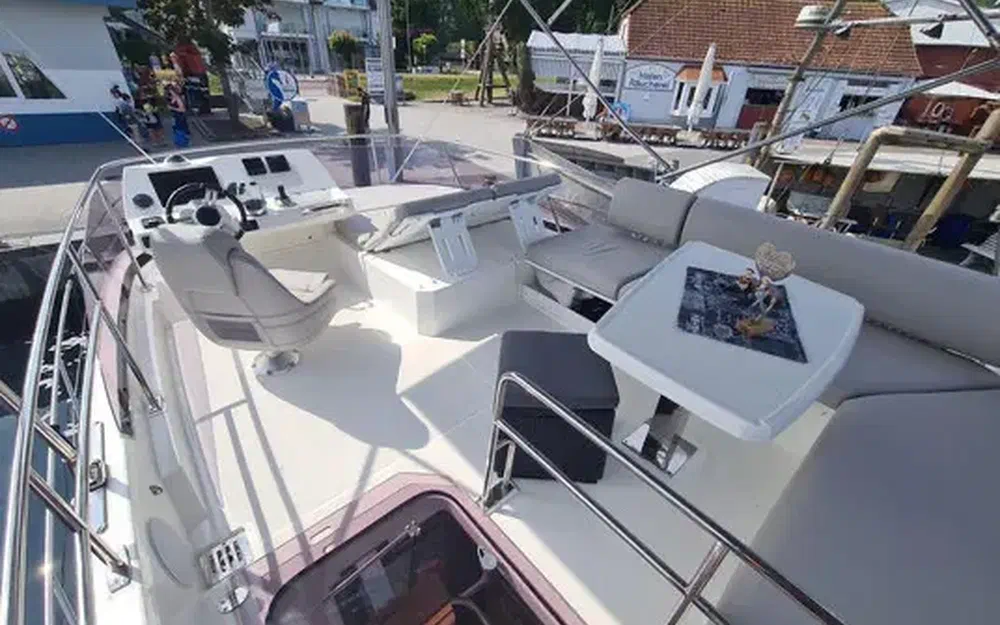 slider 11 Prestige Yachts Prestige 420 Fly