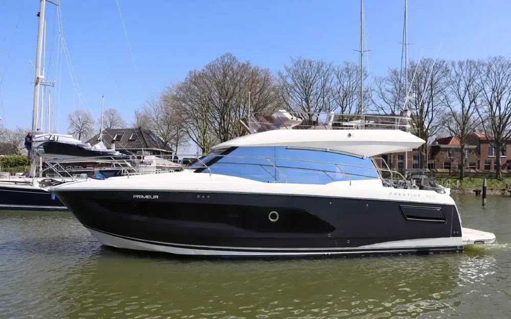 slider 1 Prestige Yachts Prestige 420 Fly