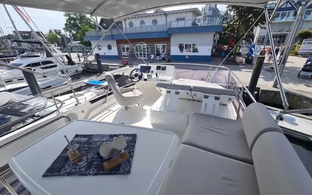 slider 5 Prestige Yachts Prestige 420 Fly