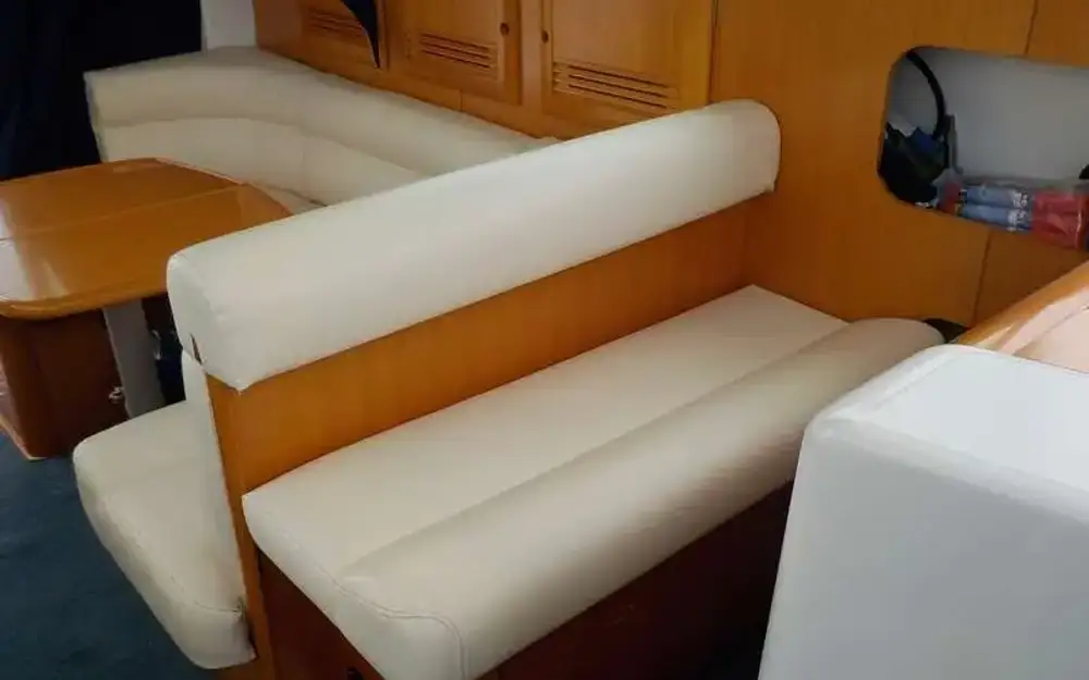 slider 4 Beneteau Antares 10.80 Fly