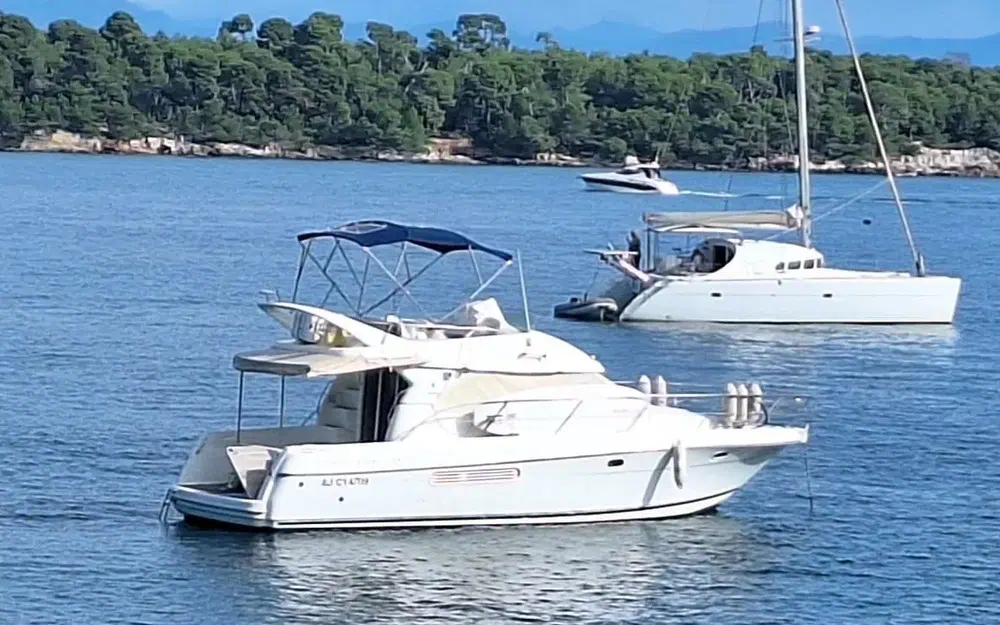 slider 1 Prestige Yachts 36 Fly