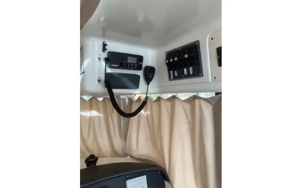 slider 11 Quicksilver Activ 905 Pilothouse