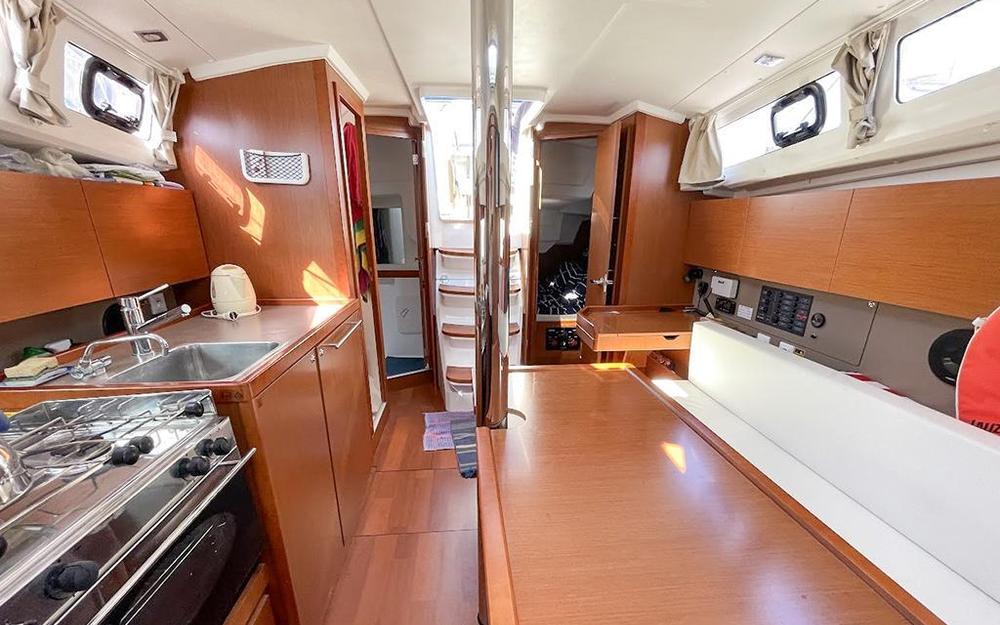 slider 1 Beneteau Oceanis 35 Cruiser