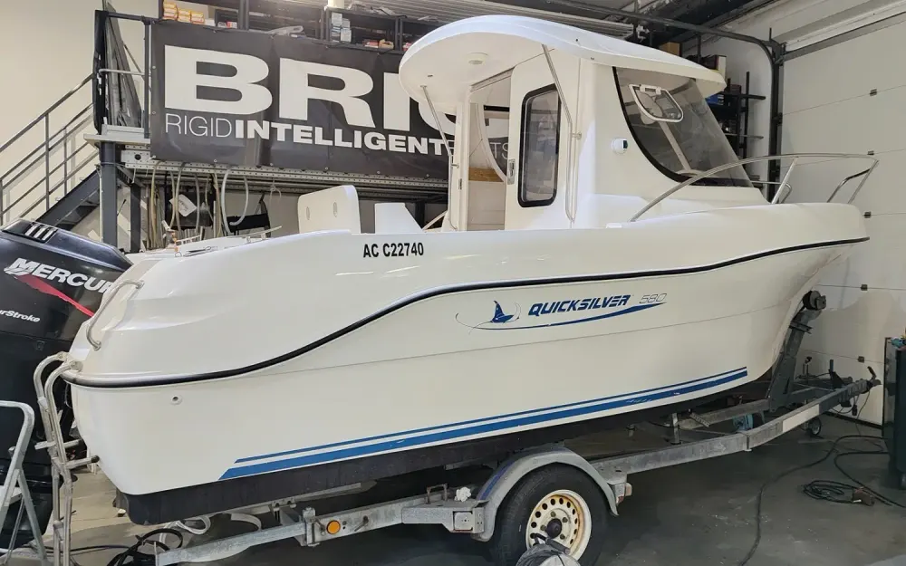 slider 2 Quicksilver  580 Pilothouse