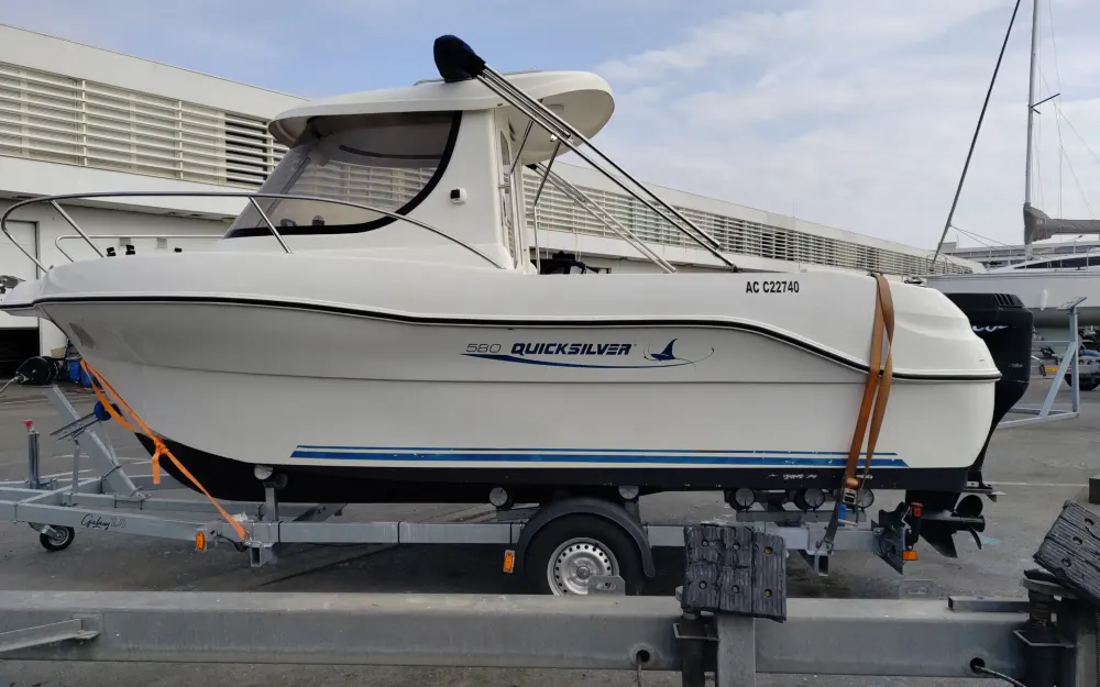 slider 1 Quicksilver  580 Pilothouse