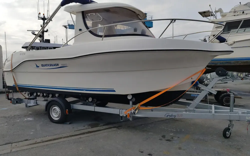 slider 4 Quicksilver  580 Pilothouse