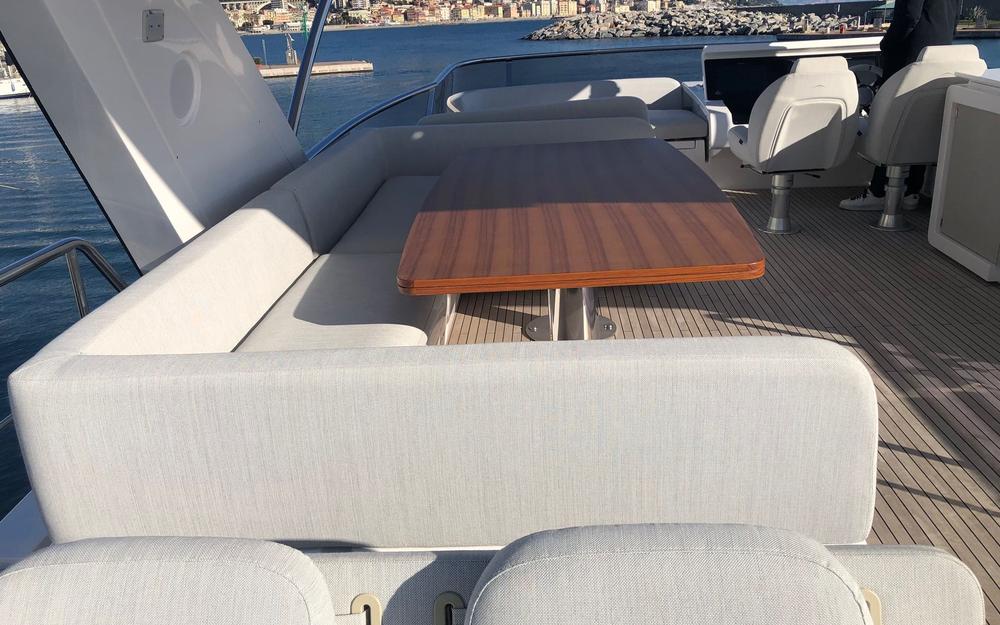 slider 10 Azimut  72 flybridge