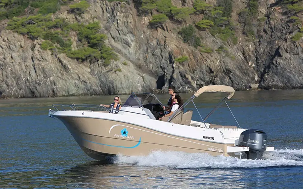 slider 3 Pacific Craft  750 Open - null