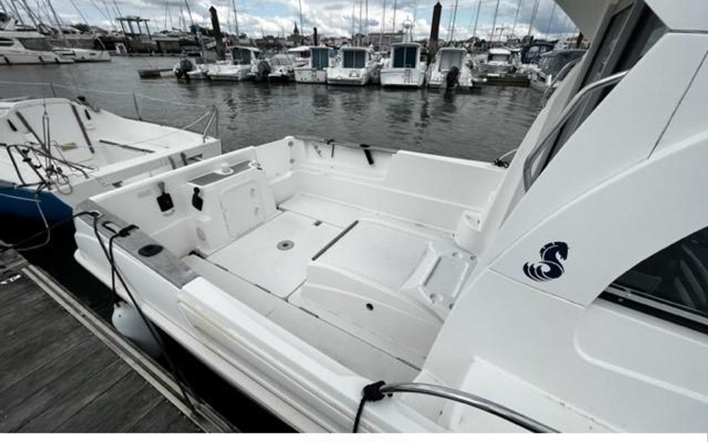 slider 1 Beneteau Antares 6 Fishing