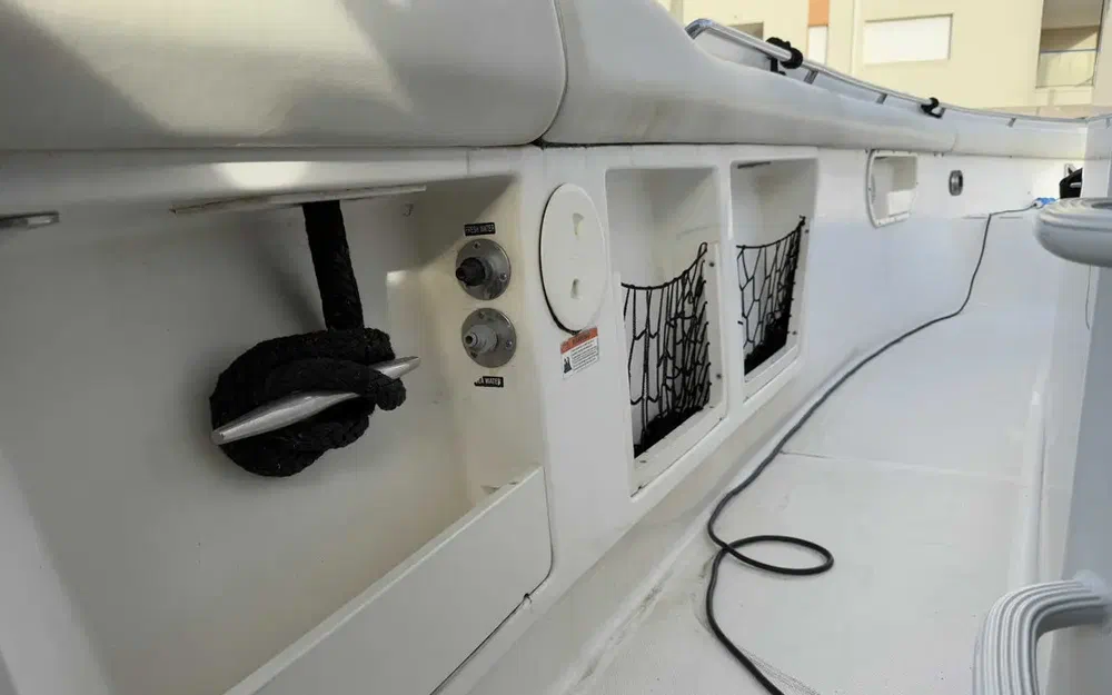 slider 24 Boston Whaler  370 Outrage