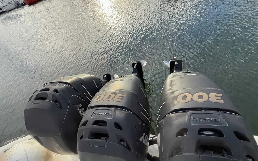 slider 39 Boston Whaler  370 Outrage