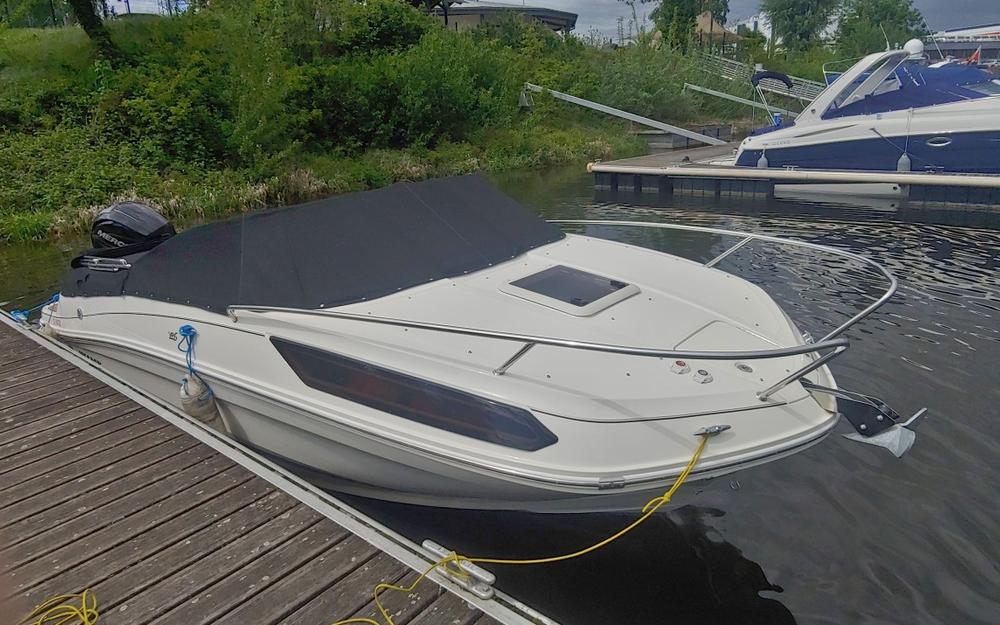 slider 1 Bayliner VR5 Cuddy