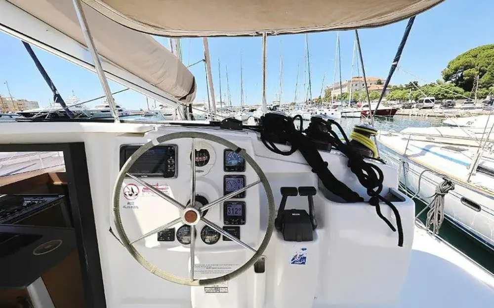 slider 14 Fountaine Pajot Lipari 41