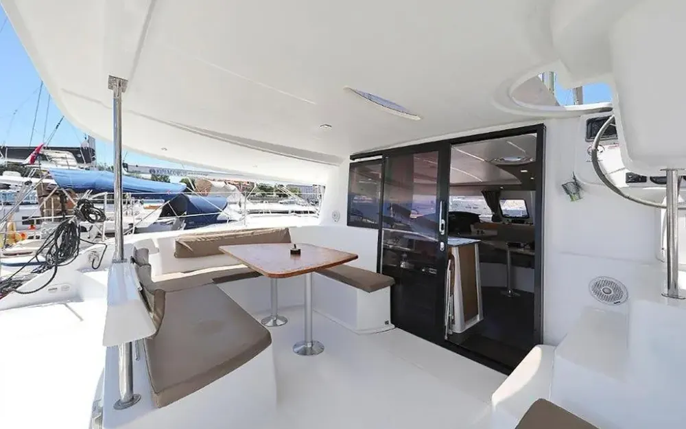 slider 24 Fountaine Pajot Lipari 41